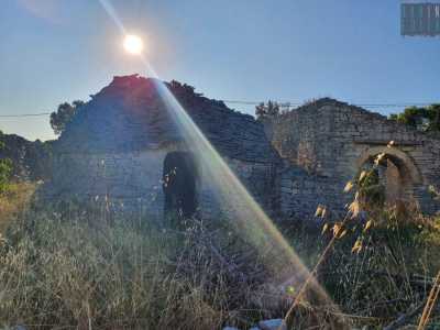La masseria � composta da tre edifici in pietra adiacenti...